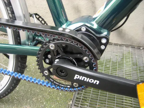 Detail des Böttcher Levante: Pinion-Getriebe am Tretlager mit blauem Zahnriemen