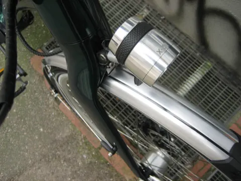 Detail des Böttcher Levante: Nabendynamo-Scheinwerfer über dem Schutzblech