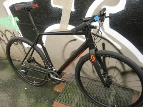 Das Scott Metrix 20 Disc schräg von vorn, Blick auf Lenker und Gabel