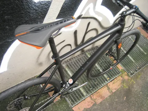 Detail des Scott Metrix 20 Disc: Sattel und Sattelstütze von schräg hinten