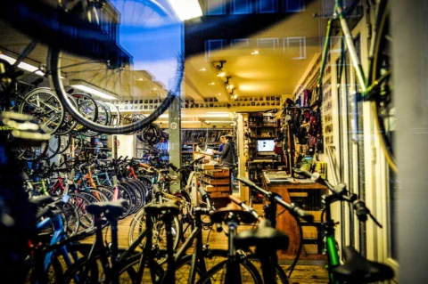 Blick durchs Schaufenster in den Verkaufsraum, an den Wänden Räder bis unter die Decke