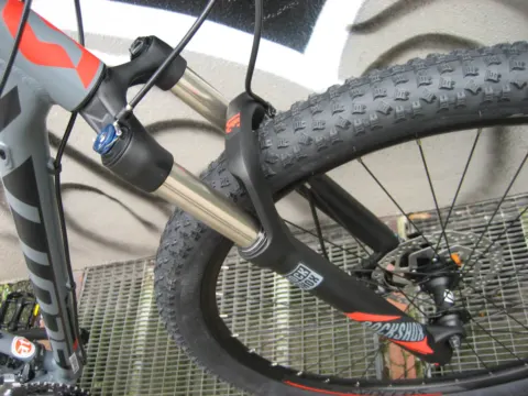 Detail des Scott Aspect 910: Federgabel und Vorderrad mit Stollenreifen