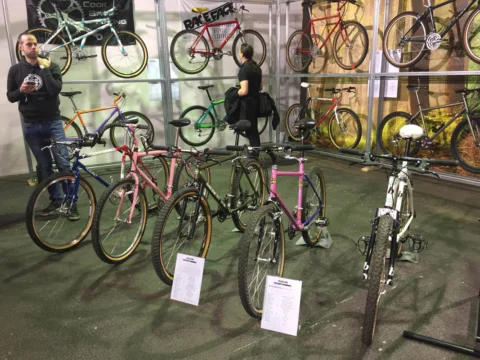 Ein Messestand mit bunten Stahlrahmen-Rädern in Rosa, Mint und Gelb