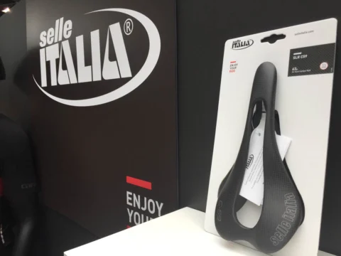 Ein verpackter Selle-Italia-Sattel vor der schwarzen Standwand des Herstellers