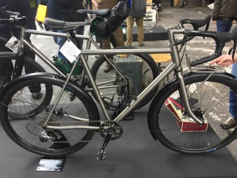 Ein unlackierter Titanrahmen als fertiges Rad auf der Messe