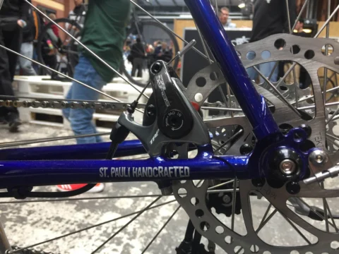 Detail eines blauen Rahmens mit dem Schriftzug „St. Pauli Handcrafted“ am Hinterbau