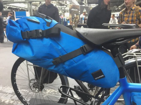 Nahaufnahme einer blauen Satteltasche für Bikepacking