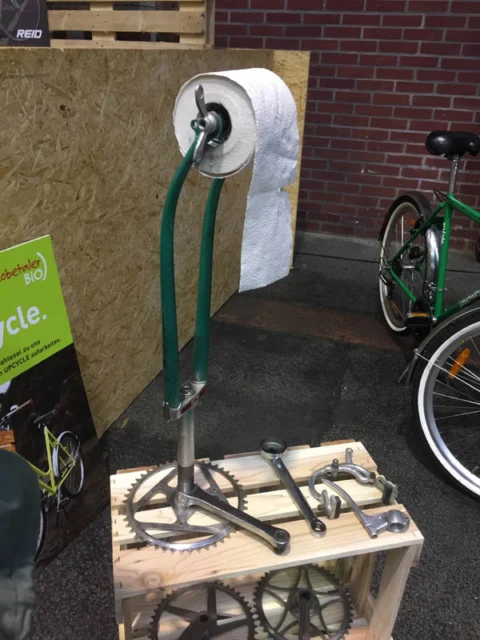 Eine Mitmachstation aus Kurbeln und Kette, die eine Papierrolle antreibt