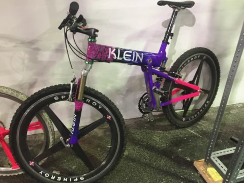 Ein violettes Vollgefedertes der Marke Klein mit Dreispeichen-Laufrädern
