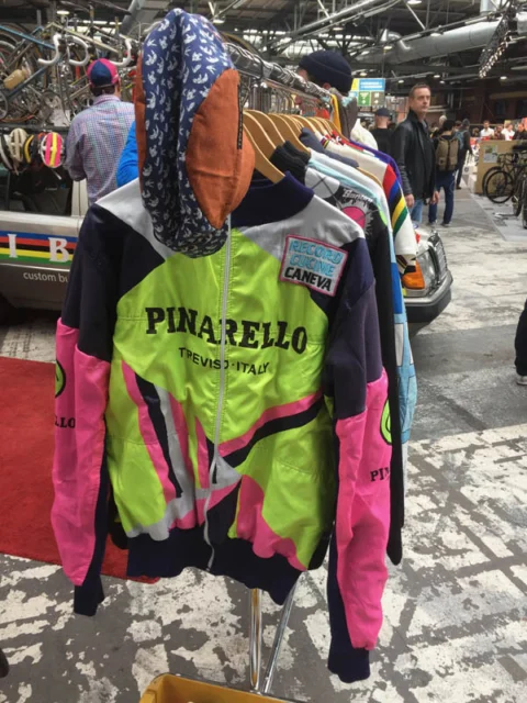 Ein neongelb-pinkes Pinarello-Trikot der Neunzigerjahre auf einem Kleiderständer