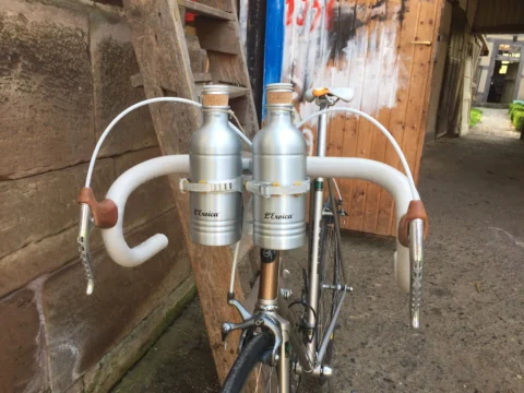 Zwei alte Aluminium-Trinkflaschen in Haltern am Lenker eines klassischen Rennrads