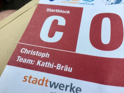 Nahaufnahme einer Startnummer: „Startblock C, Christoph, Team Kathi-Bräu“