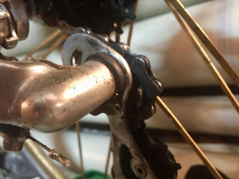 Nahaufnahme eines vergoldeten Umwerfers an einem Rennrad