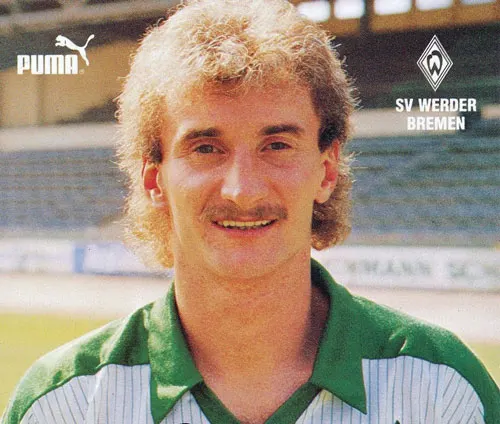 Porträtfoto eines Fußballspielers im Trikot von Werder Bremen aus den Achtzigerjahren