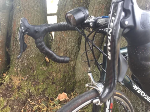 Detail eines Rennrads: Lenker mit Campagnolo-Bremsgriffen und Scheinwerfer