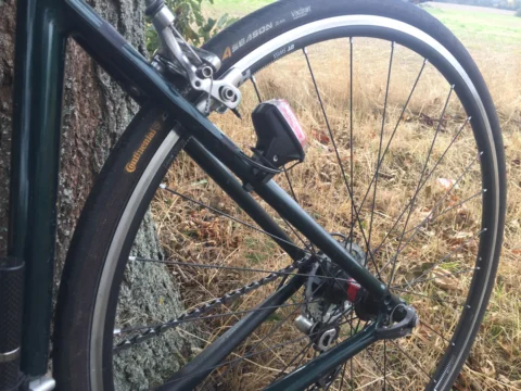 Detail eines Rennrads am Wegrand: Bremse und Vorderrad mit Continental-Reifen