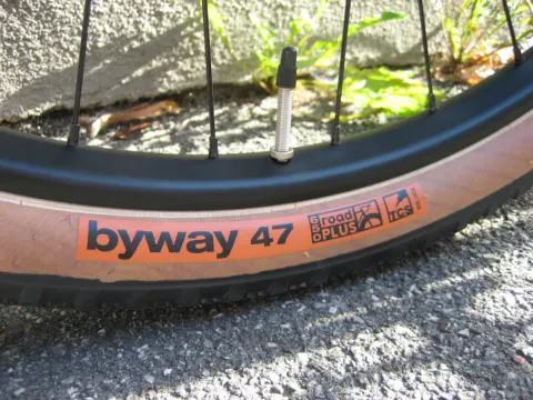 Nahaufnahme der Reifenflanke mit der Aufschrift „byway 47“