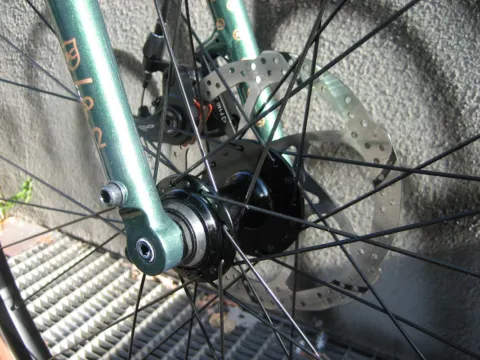 Detail des Kona Rove ST: Nabe und Bremsscheibe am Vorderrad