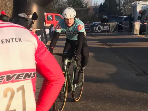 Zwei Fahrer im Startbereich eines Cyclocross-Rennens, im Vordergrund eine Startnummer