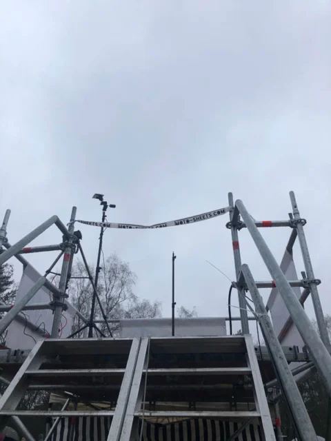 Blick von unten auf eine Stahlrampe der Strecke vor grauem Himmel