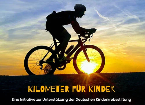 Grafik: die Silhouette eines Radfahrers vor der untergehenden Sonne, darunter „Kilometer für Kinder — eine Initiative zur Unterstützung der Deutschen Kinderkrebsstiftung“