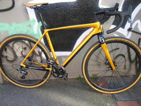 Das Scott Addict Gravel 10 in Gelb von der linken Seite an einer Graffitiwand