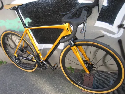 Das Scott Addict Gravel 10 schräg von vorn, Blick auf Lenker und Gabel