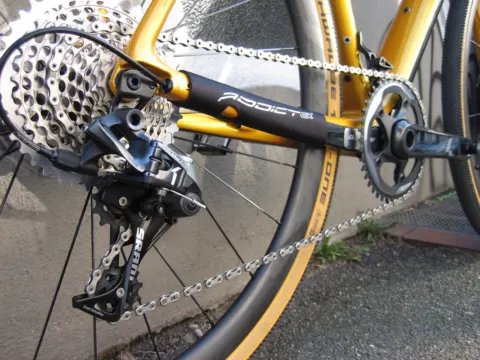 Detail des Scott Addict Gravel 10: Schaltwerk, Kassette und Kurbel