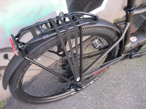 Detail des Scott Axis eRide 20: Gepäckträger mit Spanngurten über dem Hinterrad