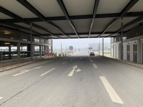 Eine leere Fahrbahn unter dem Vordach des Terminals