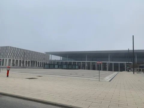 Die Front des Flughafenterminals mit gemustertem Vorbau und leerem Vorplatz
