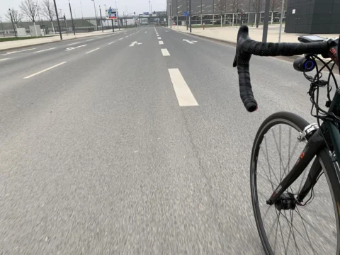 Blick über den Lenker auf eine leere mehrspurige Straße