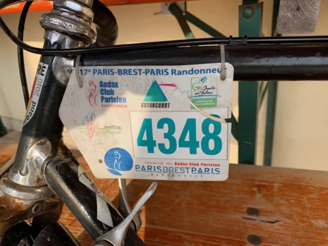 Eine Startnummer 4348 der Paris-Brest-Paris-Qualifikation am Lenker eines Rennrads