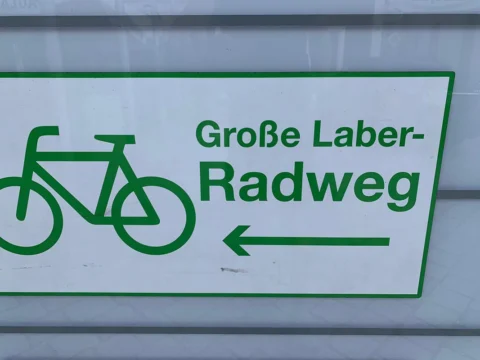 Ein Wegweiser mit grünem Fahrradsymbol: „Große Laber-Radweg“