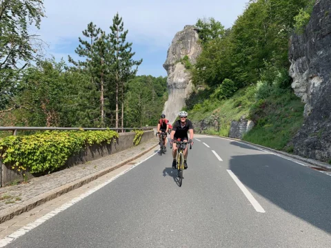 Zwei Fahrer auf einer Landstraße vor einer Felswand
