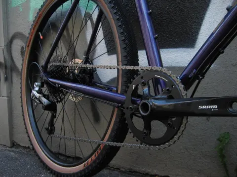 Detail des Kona Rove ST: SRAM-Kurbel und Umwerfer am violetten Rahmen