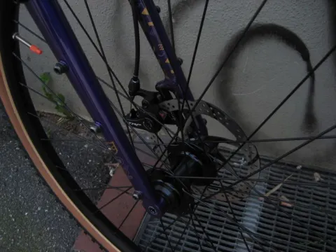 Detail des Kona Rove ST: Gabel und Scheibenbremse am Vorderrad
