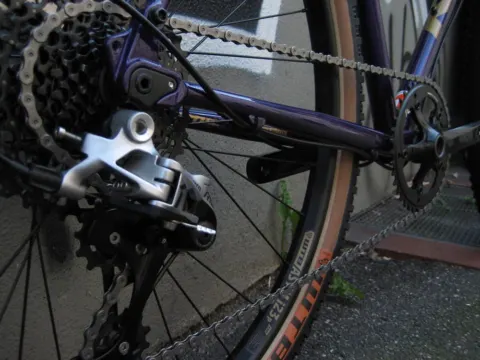 Detail des Kona Rove ST: Schaltwerk und Kassette am Hinterrad