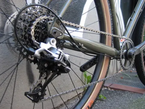 Detail des Kona Sutra LTD: Schaltwerk und Kassette am Hinterrad