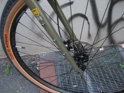 Detail des Kona Sutra LTD: Gabel und Vorderradnabe mit Scheibenbremse