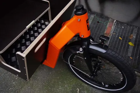Detail des i:SY Cargo: die Transportbox über dem kleinen Vorderrad
