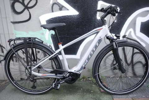 Das Scott Sub Sport e-ride 10 in Weiß von der linken Seite, mit Gepäckträger und Schutzblechen
