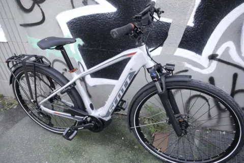 Das Scott Sub Sport e-ride 10 schräg von vorn, der Akku sitzt im Unterrohr