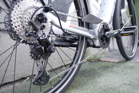 Detail des Scott Sub Sport e-ride 10: Schaltwerk und Kassette am Hinterrad