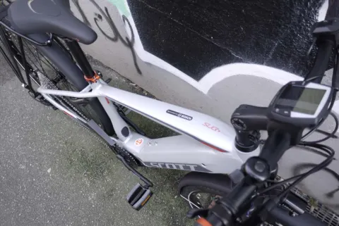 Detail des Scott Sub Sport e-ride 10: Display am Lenker und der Rahmen mit Akkuschacht