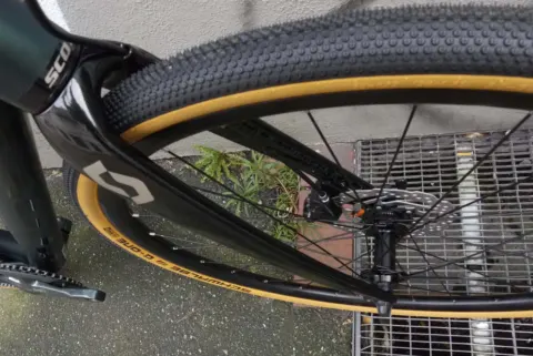 Detail des Scott Metrix 20: Gabel und Vorderrad mit profiliertem Reifen