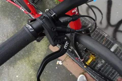 Detail des Contoura Freejack Cross: gerader Lenker mit Bremshebeln und Schaltgriff