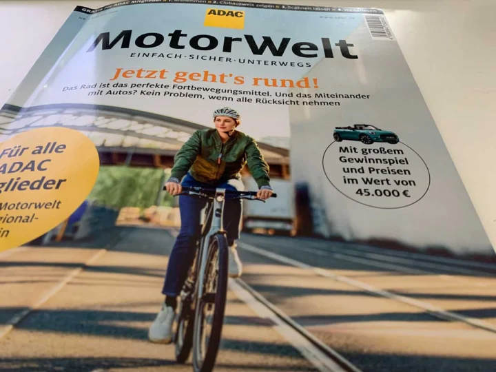 Titelseite der ADAC MotorWelt mit einer Radfahrerin und der Zeile „Jetzt geht's rund!“