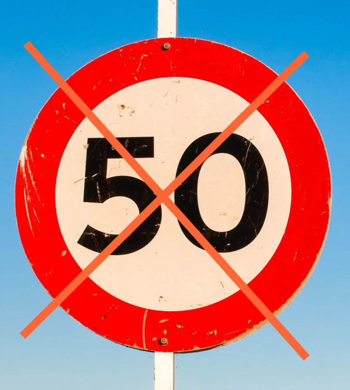 Ein durchgestrichenes Verkehrszeichen „50“ vor blauem Himmel
