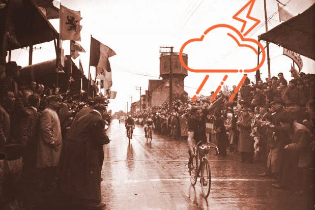 Historische Aufnahme in Sepia: ein Fahrer auf regennasser Straße zwischen Zuschauern und Fahnen, darüber ein Gewittersymbol